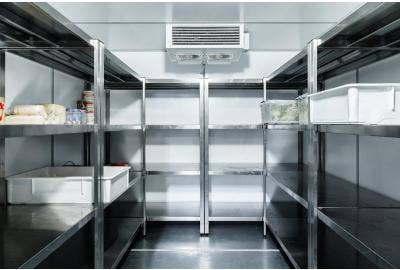 Intérieur d'une chambre froide positive