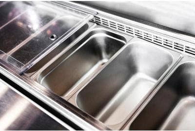 Les différentes utilisations d'un bain marie professionnel en cuisine : de la fusion au maintien au chaud