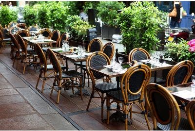 Pieds de table pour terrasses extérieures : guide d'achat pour les professionnels