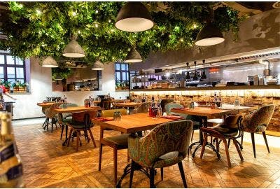Esthétique et fonctionnalité : comment les pieds de table design influencent le style de votre restaurant