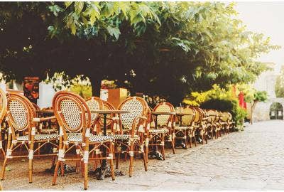 Mobilier terrasse pour restaurant : comment l'adapter aux conditions météorologiques ?