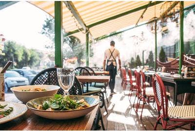 Comment personnaliser votre table de terrasse professionnelle pour votre restaurant