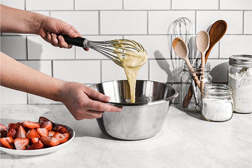 Fouet en Silicone avec manche en bois, poignée confortable, résistant aux  rayures, batteur à œufs enveloppé de Silicone, fouet de cuisine pour la